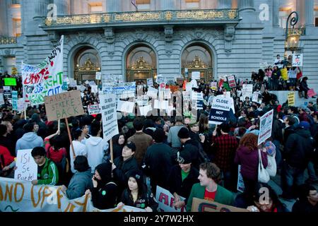 San Francisco, California - 4 marzo 2010 - centinaia di studenti hanno un raduno pacifico fuori dal municipio di San Francisco, per protestare contro i piani della California di tagliare milioni di dollari nel bilancio dell'istruzione. Dal college agli studenti delle scuole elementari in tutto lo stato della California protestano per i tagli al budget pianificati. Foto Stock