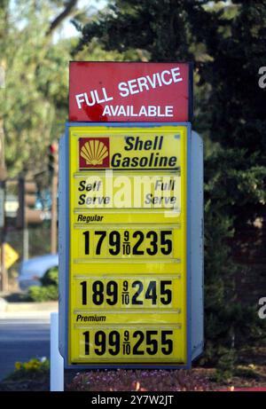 Menlo Park, California, questa stazione di servizio Shell di Sharon Heights vende serve regolarmente per 1,79 dollari al gallone e il premio di servizio completo per 2,55 dollari al gallone dato che i prezzi del gas sono aumentati nelle ultime due settimane. I prezzi del petrolio greggio sono aumentati e la produzione è diminuita a causa della manutenzione nelle raffinerie. La San Francisco Bay area ha i prezzi del gas più alti del paese. Aprile 2002 Foto Stock