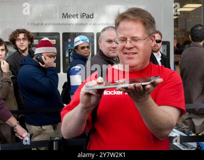 Palo alto, California - 3 aprile 2010 uomo che esce dall'Apple Store reggendo il suo nuovo ipad. Ha iniziato ad aspettare in linea alle 11 DI venerdì 2 aprile 2010 per essere il primo a Palo alto a possedere un nuovo iPad. Foto Stock