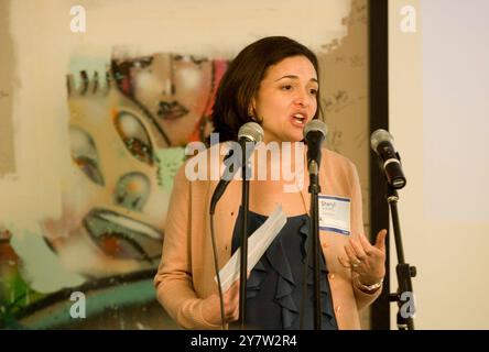 Palo alto, CA: 1 settembre 2009. Sheryl Sandberg, Chief Operating Officer di Facebook, tiene il discorso di benvenuto al fbFund Rev Demo Day di Facebook a Palo alto. Dopo le osservazioni di Sandberg, le startup presenteranno il loro lavoro e gli aggiornamenti aziendali delle ultime dieci settimane ai membri del comitato consultivo fbFund e agli investitori e ai venture capitalist di aziende come Accel Partners e Founders Fund. Foto Stock