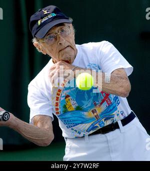 Stanford, California ,--Roger Gentilhomme, 100 anni di New Bedford, Massachusetts, restituisce la palla a James Kales, 94 anni di Bonita Springs, Florida, martedì 11 agosto 2009 uomini oltre 90 partite singole di tennis ai 2009 Summer National Senior Games al Taube Family Tennis Stadium della Stanford University. Roger Gentilhomme è il più vecchio concorrente nelle partite Senior e gareggerà nel tennis al mattino e nel pomeriggio. Foto Stock