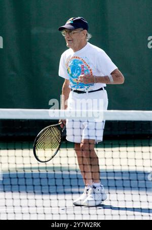 Stanford, California ,--Roger Gentilhomme, 100 anni di New Bedford, Massachusetts, restituisce la palla a James Kales, 94 anni di Bonita Springs, Florida, martedì 11 agosto 2009 uomini oltre 90 partite singole di tennis ai 2009 Summer National Senior Games al Taube Family Tennis Stadium della Stanford University. Roger Gentilhomme è il più vecchio concorrente nelle partite Senior e gareggerà nel tennis al mattino e nel pomeriggio. Foto Stock