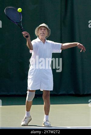 Stanford, California, James Kales, 94 anni di Bonita Springs, Florida, restituisce la palla a Roger Gentilhomme, 100 anni di New Bedford, Massachusetts, martedì 11 agosto 2009 uomini oltre 90 partite di tennis singolo ai Giochi nazionali Senior estivi del 2009 al Taube Family Tennis Stadium della Stanford University. Roger Gentilhomme è il più vecchio concorrente nelle partite Senior e gareggerà nel tennis al mattino e nel pomeriggio 2009 Foto Stock