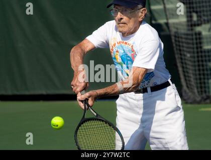 Stanford, California ,--Roger Gentilhomme, 100 anni di New Bedford, Massachusetts, restituisce la palla a James Kales, 94 anni di Bonita Springs, Florida, martedì 11 agosto 2009 uomini oltre 90 partite singole di tennis ai 2009 Summer National Senior Games al Taube Family Tennis Stadium della Stanford University. Roger Gentilhomme è il più vecchio concorrente nelle partite Senior e gareggerà nel tennis al mattino e nel pomeriggio. Foto Stock