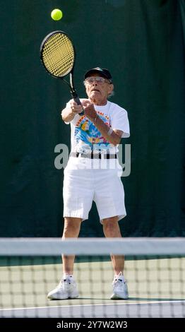 Stanford, California ,--Roger Gentilhomme, 100 anni di New Bedford, Massachusetts, restituisce la palla a James Kales, 94 anni di Bonita Springs, Florida, martedì 11 agosto 2009 uomini oltre 90 partite singole di tennis ai 2009 Summer National Senior Games al Taube Family Tennis Stadium della Stanford University. Roger Gentilhomme è il più vecchio concorrente nelle partite Senior e gareggerà nel tennis al mattino e nel pomeriggio. Foto Stock