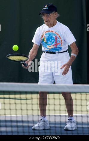 Stanford, California ,--Roger Gentilhomme, 100 anni di New Bedford, Massachusetts, restituisce la palla a James Kales, 94 anni di Bonita Springs, Florida, martedì 11 agosto 2009 uomini oltre 90 partite singole di tennis ai 2009 Summer National Senior Games al Taube Family Tennis Stadium della Stanford University. Roger Gentilhomme è il più vecchio concorrente nelle partite Senior e gareggerà nel tennis al mattino e nel pomeriggio. Foto Stock