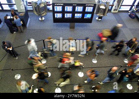 San Francisco, California: Mercoledì 21 novembre 2001 i viaggiatori del giorno del Ringraziamento si trovano in una linea di controllo di sicurezza al terminal tre dell'aeroporto internazionale di San Francisco. Solo l'8% in meno di viaggiatori si dirige verso l'aeroporto per viaggiare durante il fine settimana di vacanza. Foto Stock