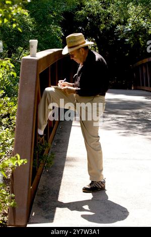 Palo alto, California: 4 agosto 2008. Burt Dupree, un pilota di linea in pensione, lavora a disegnare dopo la sua visita quotidiana al bar lunedì 4 agosto 2008. Foto Stock