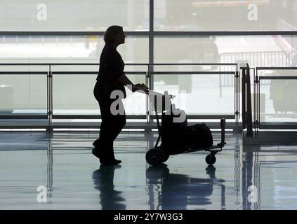 San Bruno, California: Il passeggero attraversa il nuovo terminal internazionale di San Francisco lunedì 2 luglio 2001. ) Foto Stock