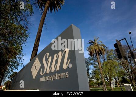 Santa Clara, CA: 20 aprile 2009 --sede centrale di Sun Microsystems Inc a Santa Clara, California, lunedì 20 aprile 2009. Sun Microsystems è stata acquisita da Oracle Corp per 74 miliardi di dollari o 9,50 dollari a azione. Sun è stata fondata da tre studenti laureati di Stanford e da un ingegnere software UC Berkeley. Foto Stock