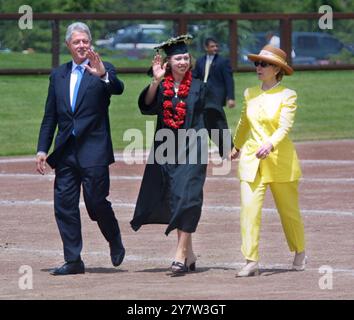 Palo alto, California, - l'ex presidente Bill Clinton e la figlia Chelsea camminano con sua madre il senatore Hillary Rodham Clinton, D-NY, dopo la cerimonia di inizio della laurea alla Stanford University domenica 16 giugno 2001. Foto Stock