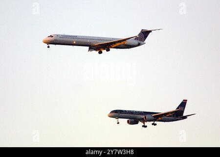 San Francisco, California: I cieli affollati sopra l'aeroporto internazionale di San Francisco, dove un aereo della U.S. Airways e della Continental Airline si avvicinano all'aeroporto lunedì 18 giugno 2001. L'Aeroporto Internazionale di San Francisco ha avuto uno dei peggiori record di tempo negli anni '1990 Foto Stock