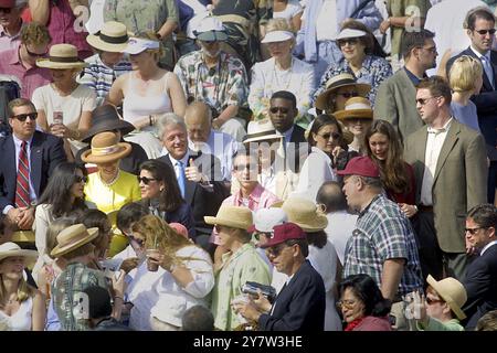 Palo alto, California, l'ex presidente Bill Clinton ondata prima dell'inizio della cerimonia di laurea alla Stanford University domenica 16 giugno 2001 sua figlia Chelsea Clinton si è laureata e sua moglie il senatore Hillary Rodham Clinton, D-NY (Center) Watches. Foto Stock