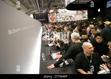 I fan di computer Apple di San Francisco hanno riempito il Moscone Center durante il giorno di apertura del Macworld Expo 06 martedì 10 gennaio 2006. Foto Stock