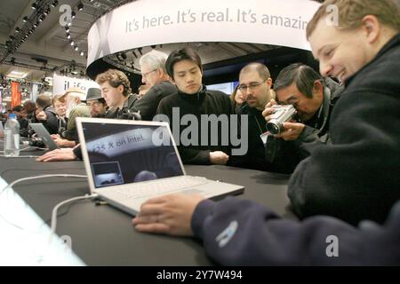 I fan di computer Apple di San Francisco hanno riempito il Moscone Center durante il giorno di apertura del Macworld Expo 06 martedì 10 gennaio 2006. Foto Stock