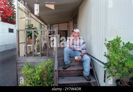 Jim Forthoffer, un insegnante di matematica delle scuole superiori alla Mountain View High School, si trova fuori dalla sua casa mobile a Palo alto, California, dove ha vissuto negli ultimi dieci anni. Forthoffer è un laureato alla Stanford University che può permettersi l'affitto solo su una casa mobile. Anche comprare un appartamento nella zona è fuori questione con lo stipendio di un insegnante 2000 Foto Stock