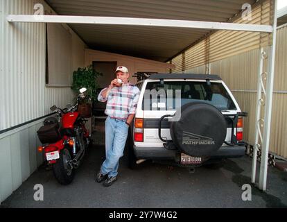 Palo alto, California: Jim Forthoffer, un insegnante di matematica alle superiori della Mountain View High School, si trova fuori dalla sua casa mobile dove ha vissuto negli ultimi dieci anni. Forthoffer è un laureato alla Stanford University che può permettersi l'affitto solo su una casa mobile. Anche comprare un appartamento nella zona è fuori discussione con lo stipendio di un insegnante. 2000 EVDG016614 Foto Stock