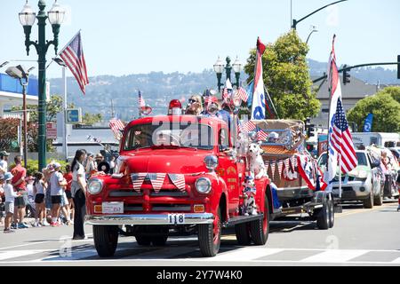 Alameda, CA - 4 luglio 2023: Partecipanti alla Parata del 4 luglio di Alameda, una delle più grandi e lunghe parate del giorno dell'indipendenza della nazione. Foto Stock