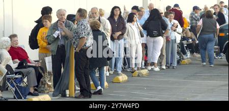 Redwood City, California, 14 ottobre 2004 --- le persone aspettano in fila per ricevere la loro influenza in una clinica in un negozio di affiliazione COSTCO. A causa della carenza nazionale di vaccino antinfluenzale, le cliniche di vaccino antinfluenzale forniranno immunizzazioni solo a coloro che sono considerati ad alto rischio. Foto Stock