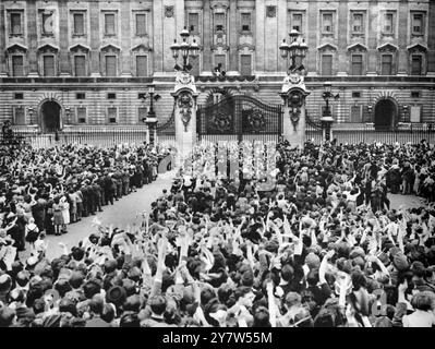 Festa del ve-Day : la grande folla fuori Buckingham Palace, 8 maggio 1945. Parte della folla enorme che ruba il suo benvenuto al re e alla regina mentre apparivano sul balcone di Buckingham Palace, Londra, Inghilterra. 19 maggio 1945 Foto Stock