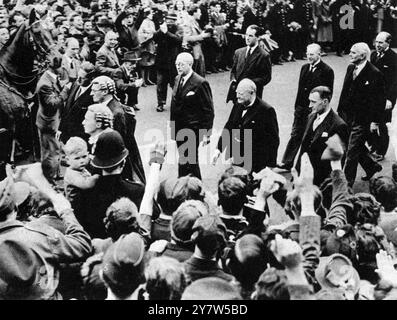 V-e Day Events, 8 maggio 1945. Il V-e Day il primo ministro e membri della camera dei comuni hanno partecipato informalmente ad un servizio di ringraziamento presso la St Margaret's Church, Londra, Inghilterra, in mezzo a folle di tifosi. 19 maggio 1945 Foto Stock