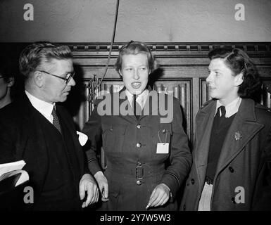 PRIMA DELEGAZIONE GIOVANILE BRITANNICA IN RUSSIA la prima delegazione giovanile britannica in Russia, scelta tra tutte le organizzazioni giovanili britanniche e rappresentante di tutti i ceti sociali, riunita alla camera dei comuni di Londra per ricevere un mandato dal ministro britannico dell'informazione, Edward Williams, prima della loro partenza per Mosca. Vi sono diciassette delegati di età compresa tra i 17 e i 29 anni che vanno a Mosca su invito del Comitato Giovanile antifascista sovietico. La Russia ha inviato un aereo speciale per far volare la delegazione da Croydon a Mosca. Durante la loro visita studieranno Foto Stock