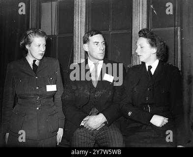 PRIMA DELEGAZIONE GIOVANILE BRITANNICA IN RUSSIA la prima delegazione giovanile britannica in Russia, scelta tra tutte le organizzazioni giovanili britanniche e rappresentante di tutti i ceti sociali, riunita alla camera dei comuni di Londra per ricevere un mandato dal ministro britannico dell'informazione, Edward Williams, prima della loro partenza per Mosca. Vi sono diciassette delegati di età compresa tra i 17 e i 29 anni che vanno a Mosca su invito del Comitato Giovanile antifascista sovietico. La Russia ha inviato un aereo speciale per far volare la delegazione da Croydon a Mosca. Durante la loro visita studieranno Foto Stock