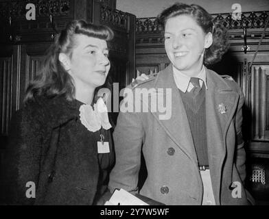 PRIMA DELEGAZIONE GIOVANILE BRITANNICA IN RUSSIA la prima delegazione giovanile britannica in Russia, scelta tra tutte le organizzazioni giovanili britanniche e rappresentante di tutti i ceti sociali, riunita alla camera dei comuni di Londra per ricevere un mandato dal ministro britannico dell'informazione, Edward Williams, prima della loro partenza per Mosca. Vi sono diciassette delegati di età compresa tra i 17 e i 29 anni che vanno a Mosca su invito del Comitato Giovanile antifascista sovietico. La Russia ha inviato un aereo speciale per far volare la delegazione da Croydon a Mosca. Durante la loro visita studieranno Foto Stock