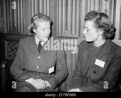 PRIMA DELEGAZIONE GIOVANILE BRITANNICA IN RUSSIA la prima delegazione giovanile britannica in Russia, scelta tra tutte le organizzazioni giovanili britanniche e rappresentante di tutti i ceti sociali, riunita alla camera dei comuni di Londra per ricevere un mandato dal ministro britannico dell'informazione, Edward Williams, prima della loro partenza per Mosca. Vi sono diciassette delegati di età compresa tra i 19 e i 29 anni che vanno a Mosca su invito del Comitato Giovanile antifascista sovietico. La Russia ha inviato un aereo speciale per far volare la delegazione da Croydon a Mosca. Durante la loro visita studieranno Foto Stock