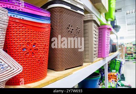 grandi cestelli in plastica in vendita sugli scaffali di un negozio generico Foto Stock
