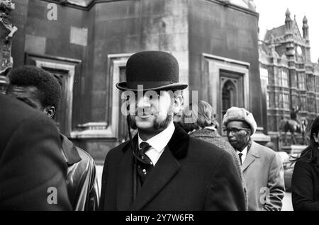 Monocled, bowler hatted, e con le mazzuole cerate, David Rose, Segretario del Camden Branch del Consiglio nazionale delle libertà civili, dopo aver fatto pressioni oggi sui deputati alla camera dei comuni per protestare contro la proposta legislativa del governo britannico in materia di immigrazione. Questa è stata una delle molte proteste fatte oggi ai parlamentari sulla nuova proposta di legge, Londra, Inghilterra.26 febbraio 1968 Foto Stock