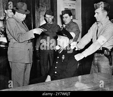 I Red Raiders conquistarono il potere nella città degli Stati Uniti più tardi nella campagna anticomunista di Amrica , fu un realistico raid nella città di Mosinee , Wisconsin , da parte delle forze rosse , che spararono al capo della polizia , trascinarono il sindaco fuori dal letto e lo costrinsero a dichiarare la città sotto il dominio comunista , e gettarono molti cittadini in un campo di concentramento . Spettacoli fotografici: Il "compagno" Ben Gitlow, uno dei Legionari americani, che ha organizzato il "raid rosso", si prepara a sparare al capo della polizia Mosinee, Carl Gowiss, per il rifiuto di cooperare con le forze comuniste. 3 maggio 1950 Foto Stock