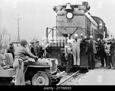 I Red Raiders conquistarono il potere nella città degli Stati Uniti più tardi nella campagna anticomunista di Amrica , fu un realistico raid nella città di Mosinee , Wisconsin , da parte delle forze rosse , che spararono al capo della polizia , trascinarono il sindaco fuori dal letto e lo costrinsero a dichiarare la città sotto il dominio comunista , e gettarono molti cittadini in un campo di concentramento . Spettacoli fotografici: Alcuni dei "guerriglieri rossi", interpretati dai Legionari americani, reggono un treno Milwaukee a Mosinee , con mitragliatrici , e arrestano l'ingegnere George Streeter ( indossando tute) il 3 maggio 1950 Foto Stock