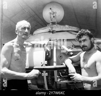 Ritorno dalla profondità di Port Sudan : salendo dal fondo del Mar Rosso , dopo aver vissuto per tre settimane in case impermeabili sul fondale marino , il comandante Jacques-Yves Cousteau e l'ingegnere Jacques Roux , visti di fronte al piattino da immersione utilizzato nelle loro esplorazioni sottomarine . La spedizione di Cousteau ha raccolto materiale a sostegno della sua teoria secondo cui gli uomini possono vivere sotto il mare . 22 luglio 1963 Foto Stock