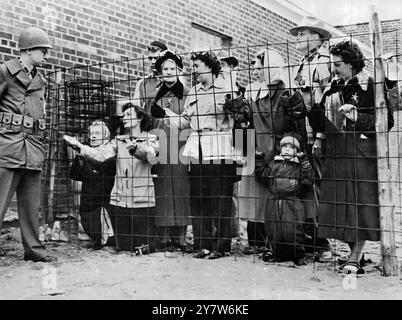 I Red Raiders conquistarono il potere nella città degli Stati Uniti più tardi nella campagna anticomunista di Amrica , fu un realistico raid nella città di Mosinee , Wisconsin , da parte delle forze rosse , che spararono al capo della polizia , trascinarono il sindaco fuori dal letto e lo costrinsero a dichiarare la città sotto il dominio comunista , e gettarono molti cittadini in un campo di concentramento . Foto mostra: Alcuni degli sfortunati abitanti di Mosinee , che hanno subito il dispiacere delle incursioni 'comunisti' languono dietro filo spinato, sorvegliati da una guardia. 3 maggio 1950 Foto Stock