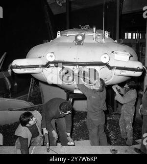 Diving saucher in mostra Parigi : il famoso ' Diving saucer' del comandante francese Jacques-Yves Cousteau è stato eretto nel suo stand al 7° Salone Nautico Internazionale che apre a Parigi il 12 gennaio 1968 Foto Stock