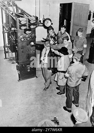 I Red Raiders conquistarono il potere nella città degli Stati Uniti più tardi nella campagna anti-comunista di Amrica , fu un realistico raid nella città di Mosinee , Wisconsin , da parte delle forze rosse , che spararono al capo della polizia , trascinarono il sindaco fuori dal letto e lo costrinsero a dichiarare la città sotto il dominio comunista , e gettarono molti cittadini in un campo di cnaccentramento . Foto: Sotto la direzione del Commissario Joseph Kornfeder (in cappello scuro) sonme dei "Red Raider", interpretati dai Legionari americani, arrestate il capo operatore del potere Mosinee, Arthur Clark m durante il raid in città. 3 maggio 1950 Foto Stock