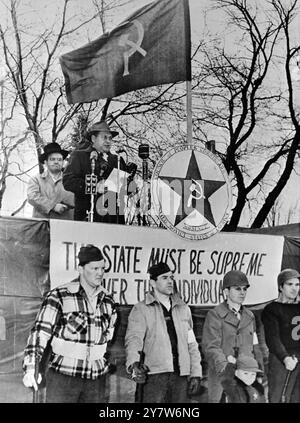I Red Raiders conquistarono il potere nella città degli Stati Uniti più tardi nella campagna anticomunista di Amrica , fu un realistico raid nella città di Mosinee , Wisconsin , da parte delle forze rosse , che spararono al capo della polizia , trascinarono il sindaco fuori dal letto e lo costrinsero a dichiarare la città sotto il dominio comunista , e gettarono molti cittadini in un campo di concentramento . Interessante è stata la distribuzione del "lavoratore quotidiano" da parte di veri comunisti che si erano intrufolati nella città senza essere notati. Spettacoli fotografici: Parte delle dimostrazioni della giornata, il sindaco Ralph Kronenwetter di Mosinee è costretto, con una pistola in schiena , t Foto Stock