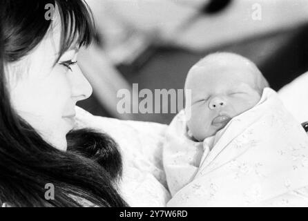 LA FOTO DI RINGO DEL BAMBINO DI RINGO Londra: Questa è una delle foto del batterista dei Beatles Ringo Starr della moglie 19 anni Maureen e del loro bambino Zak, nato al Queen Charlottes' Hospital, Londra, il 14 settembre. Ringo ha preso la fotocamera mentre il fotografo ne stava ricaricando un'altra e ha fatto diversi scatti. Il bambino è stato chiamato Zak a causa della passione dei suoi genitori per le storie occidentali. 22 settembre 1965 Foto Stock