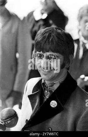 HAPPY BEATLE FATHERLondon: Il batterista Beatle Ringo Starr in umore esultante mentre lasciava il Maternity Hospital della Regina Charlotte, Hammersmith, Lodnon, oggi, dopo aver visitato sua moglie Maureen e il figlio appena nato. La ventunenne Maureen ha dato alla luce il suo secondo figlio ieri, il bambino, che si chiama Jason, pesava 8 libbre 5 once e mezzo. 20 agosto 1967 Foto Stock