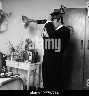 RINGO SPARA A ZAK.... Londra: Happy Father, il batterista dei Beatles Ringo Starr è raffigurato con una macchina fotografica che scatta le sue foto del figlio Zak, nato dalla moglie 19 anni Maureen al Queen charlottes Hospital, Londra, 4 settembre. Il bambino è stato chiamato Zak a causa della passione dei suoi genitori per le storie occidentali. 22 settembre 1965 22 settembre 1965 Foto Stock