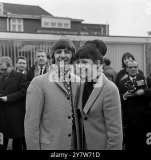 HAPPY È IL BRIDEHove, Sussex, Inghilterra ... che sposa un Beatle! E la ragazza che è riuscita a rendere reale il sogno di dieci di migliaia di adolescenti (e non così adolescenti) ha 18 anni Maureen Cox. Qui viene mostrata in posa per i fotografi con il suo vecchio marito, il batterista dei Beatle Ringo Starr. Dopo un matrimonio tranquillo a Londra ieri, la coppia trascorre quattro giorni di luna di miele in questo resort sul mare. 12 febbraio 1965 Foto Stock