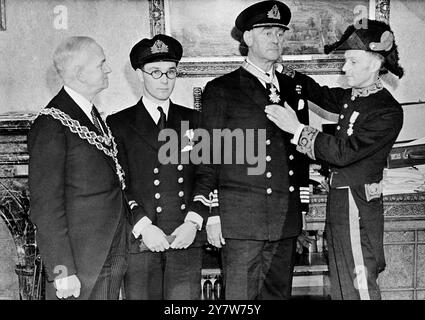 Martedì 25 marzo 1947, il Console olandese a Birmingham ha conferito alti riconoscimenti olandesi a due ufficiali della Royal Navy. Il capitano Dalton fu nominato comandante dell'ordine di Orange-Nassau, con le spade, per il suo servizio nella formazione degli ingegneri in Inghilterra e nella marina olandese. Il tenente Wilks ricevette la Croce di bronzo olandese per assistenza mentre prestava servizio come ufficiale di collegamento nel sottomarino olandese "Zwaardwisch". Spettacoli fotografici: Eric Kannreuther, il Console olandese di Birmingham, ha assegnato il premio al capitano Dalton. Nella foto ci sono anche il tenente Wilks e il sindaco di Birmingham, Alderman AF Bradbeer. 26 marzo 1947 Foto Stock