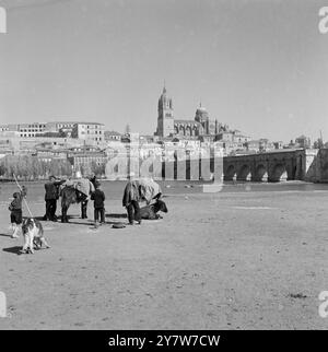 Spagna - 1956A vista di un gruppo di persone vicino al fiume Tormes nella città spagnola di Salamanca Foto Stock