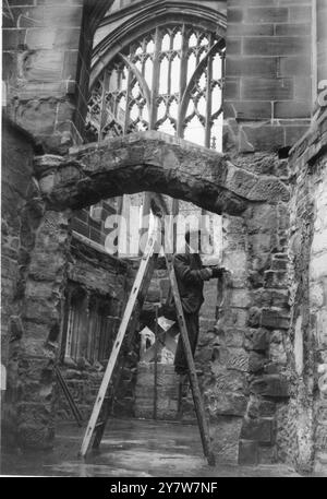 Coventry Cathedral Ancient and ModernOwen Mason, da Birmingham, lavora su parte del vestiario delle rovine bombardate della vecchia cattedrale. Settembre 1953 Foto Stock