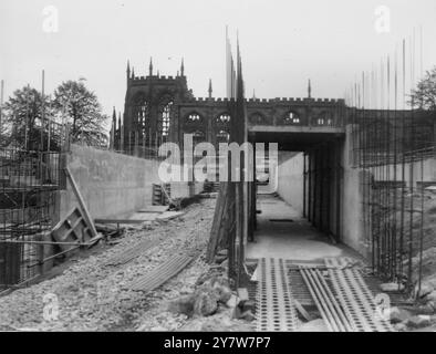 Cattedrale di New Coventry questa vista mostra il costante progresso della ricostruzione della nuova cattedrale accanto alle rovine bombardate della vecchia cattedrale. Sulla destra si trova il condotto centrale da utilizzare per il riscaldamento e sulla sinistra fa parte della cripta. 8 ottobre 1955 Foto Stock