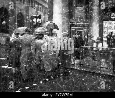 Consiglio di Stalingrado a CoventrySergei Shapurov, Chariman del Consiglio comunale di Stalingrado con altri membri della delegazione internazionale per l'amicizia camminano per le strade di Coventry durante la loro visita. 27 marzo 1956 Foto Stock