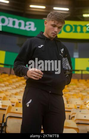 Callum Doyle di Norwich City arriva prima del match per lo Sky Bet Championship tra Norwich City e Leeds United a Carrow Road, Norwich, martedì 1 ottobre 2024. (Foto: David Watts | mi News) crediti: MI News & Sport /Alamy Live News Foto Stock