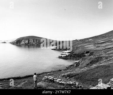 Slea Head e oltre fino alle Isole Blasket, a Dunquin nella contea di Kerry, Irelandluglio 1981 Foto Stock