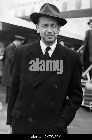 Dag Hammarskjold, Segretario generale delle Nazioni Unite, nella foto dell'aeroporto di Londra al suo arrivo da Stoccolma oggi (giovedì). Il signor Hammarskjoeld e Sir Gladwyn Jebb, ex rappresentante britannico alle Nazioni Unite, saranno ospiti d'onore alla cena del pellegrino al Savoy Hotel di Londra, giovedì. 16 marzo 1954 Foto Stock